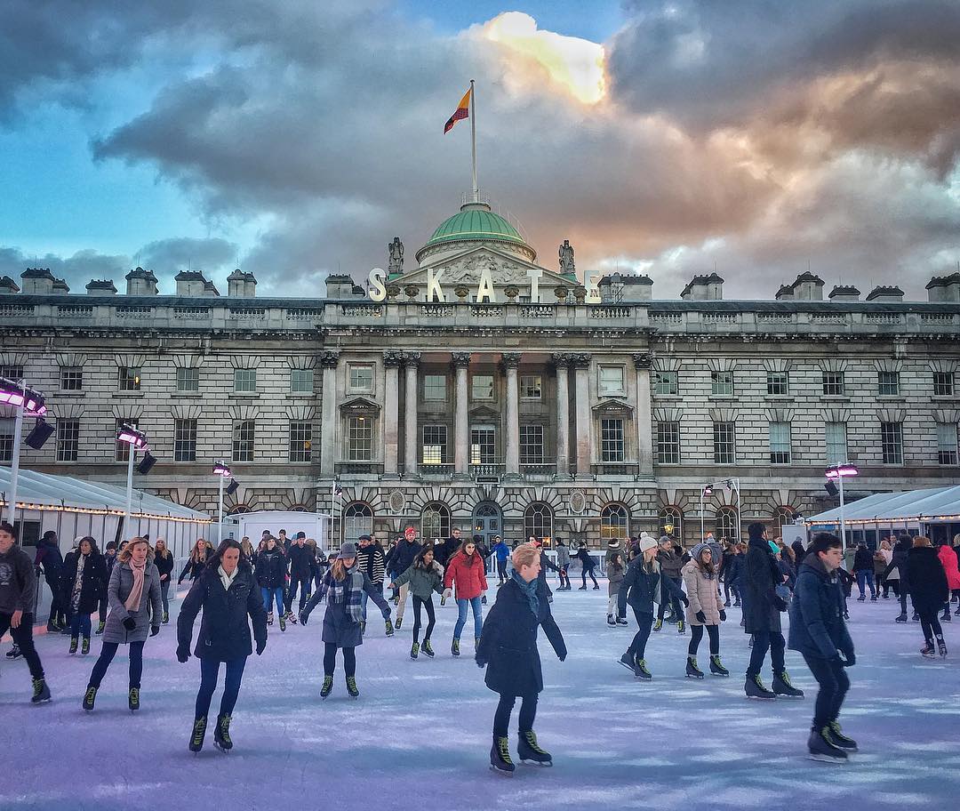 Somerset House a Londra, in inverno ospita una suggestiva pista di pattinaggio