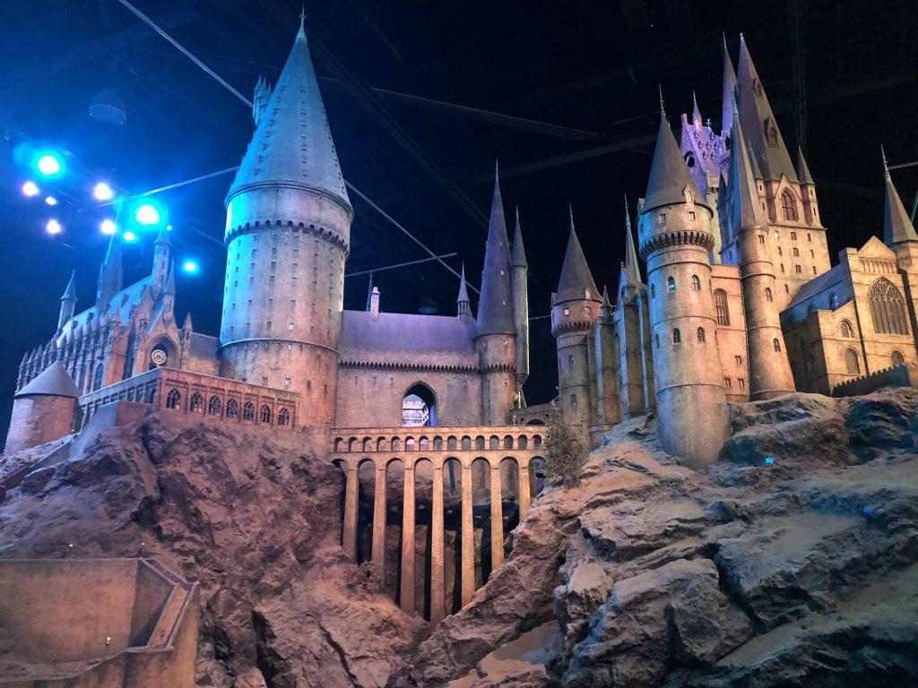 Una squadra di 86 persone ha costruito la prima versione del castello di Hogwarts per 'Harry Potter e la Pietra Filosofale'.