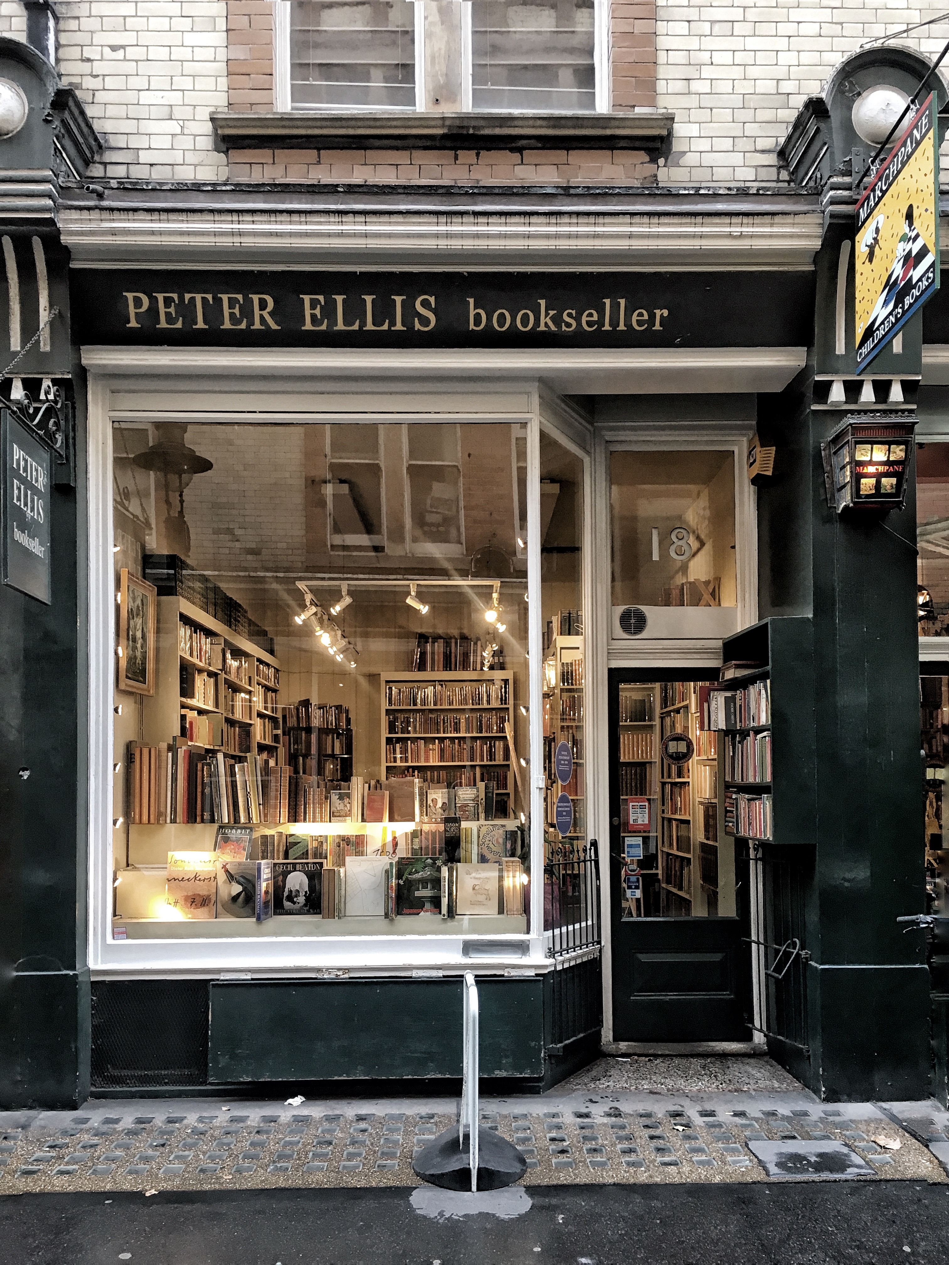 Una delle librerie in Cecil Court