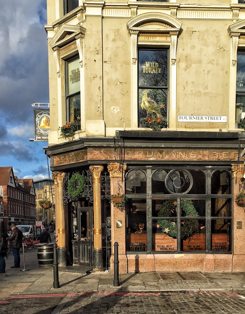 Il pub Ten Bells sembra visitato dai fantasmi delle vittime di jack Lo Squartatore