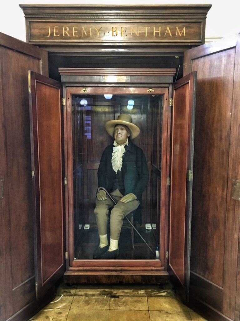 Luoghi curiosi di Londra: la mummia di Jeremy Bentham presso l'università 