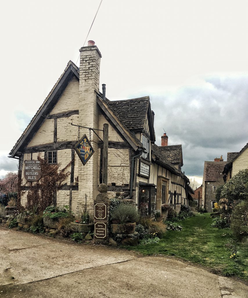 Fleece Inn un tradizionale pub nella campagna inglese