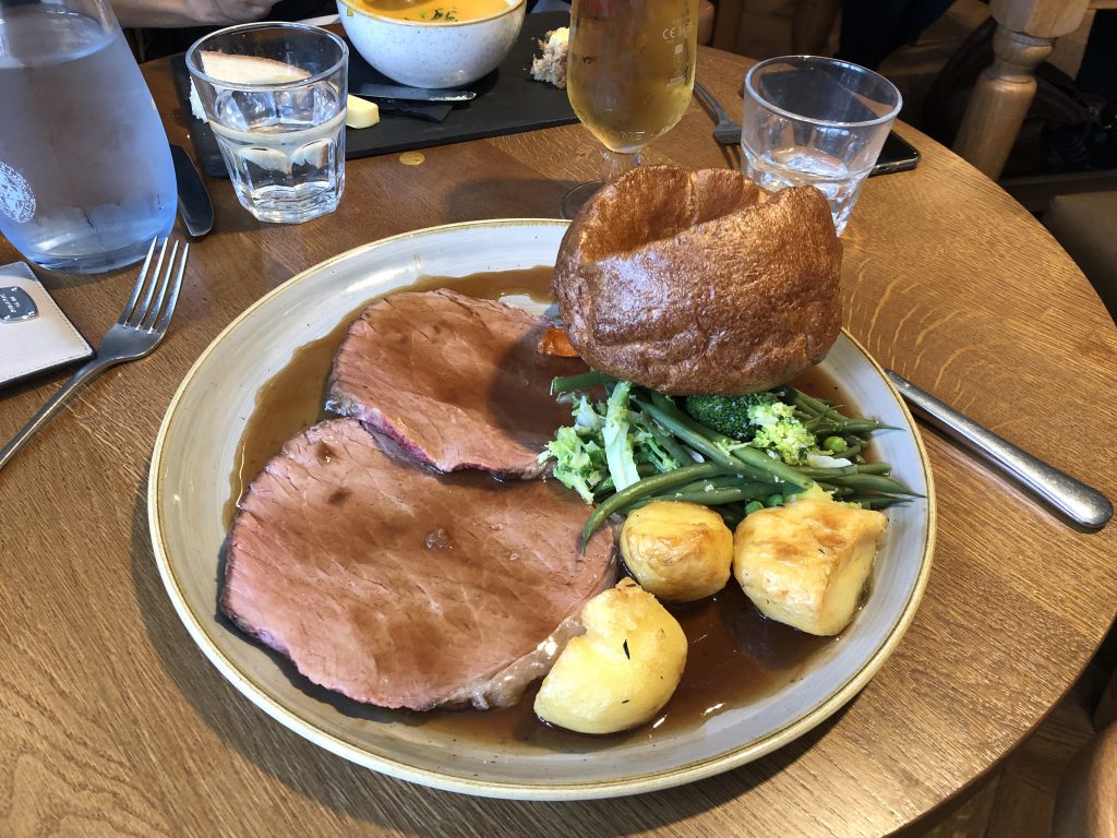 Sunday roast accompagnato dal tradizionale Yorkshire pudding