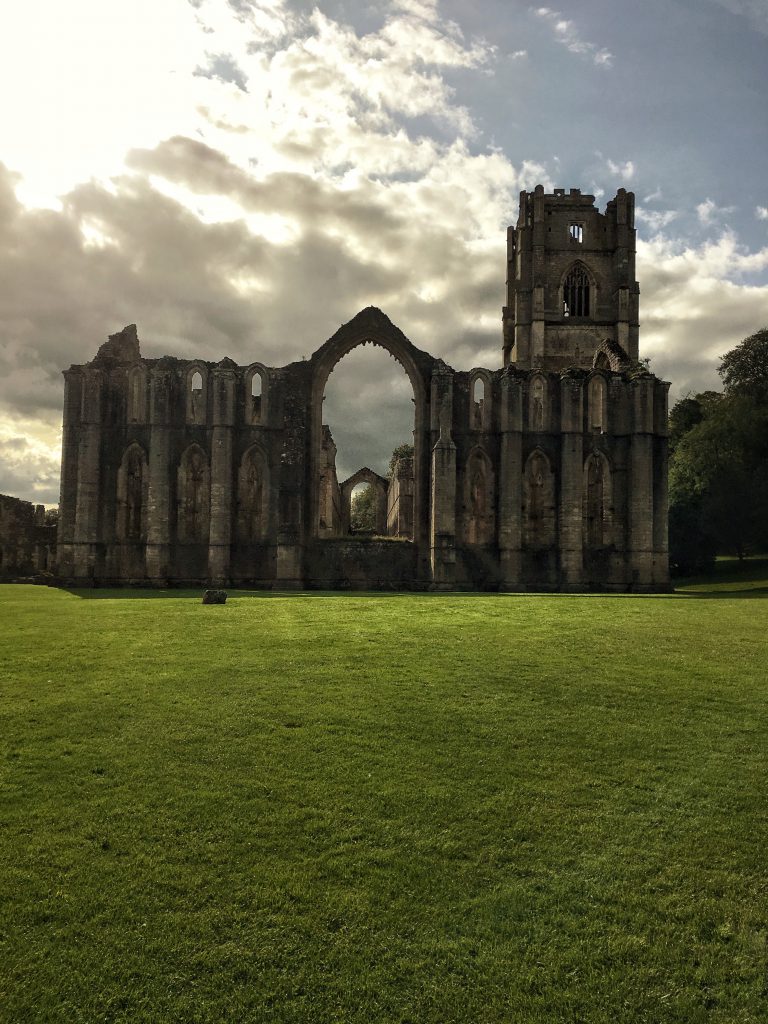 le spettacolari rovine di Fountains Abbey al tramonto