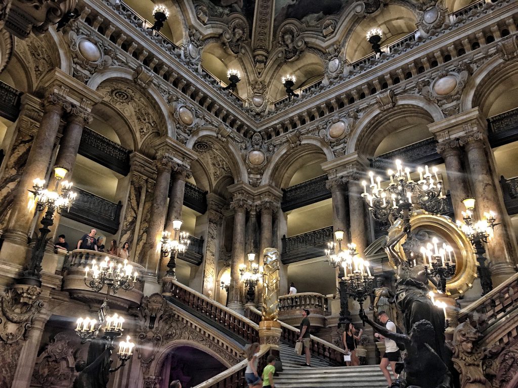 La stupenda scala che vi accoglie all'Opera di Parigi 