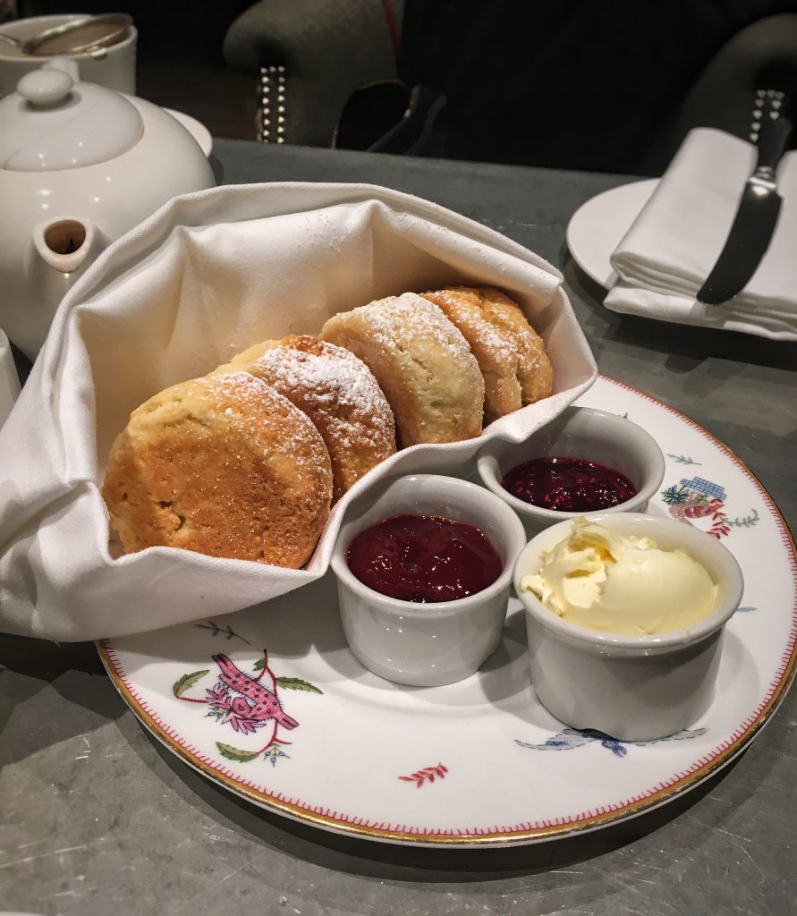 Gli scones sono deliziose focaccine di solito accompagnate da marmellata e clotted cream.