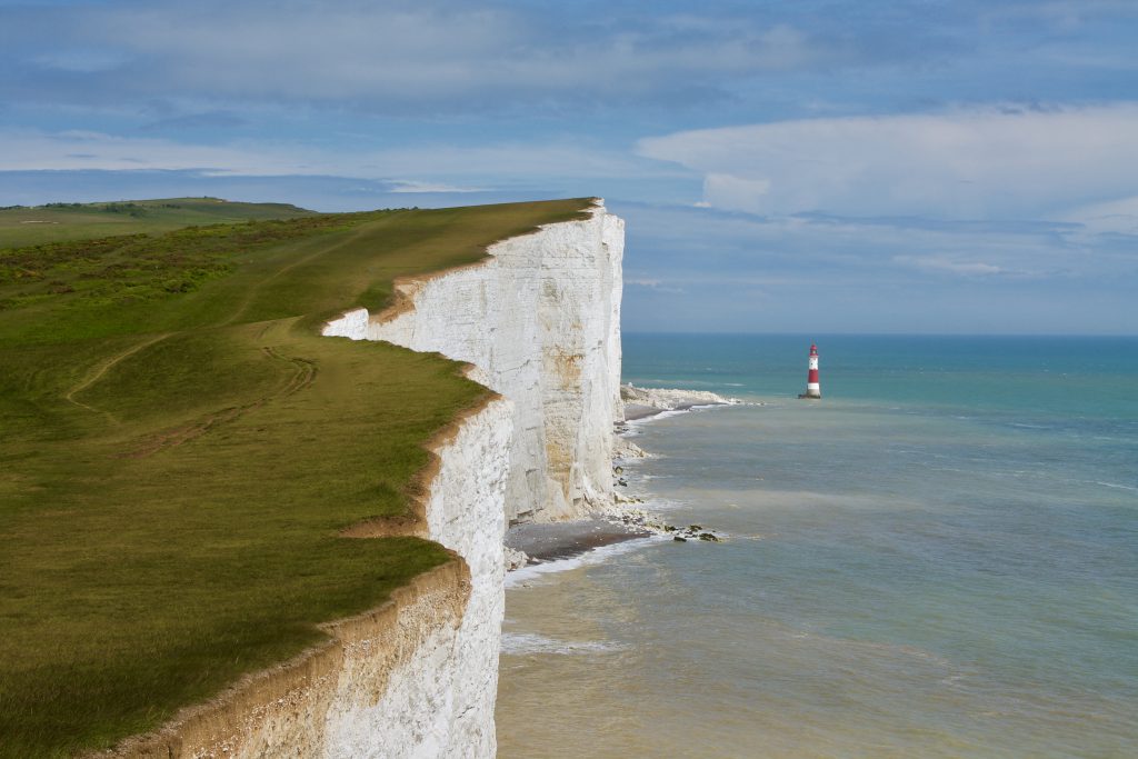 Beachy Head è famoso per i suoi due fari e per la vista straordinaria che si gode dalla cima della scogliera