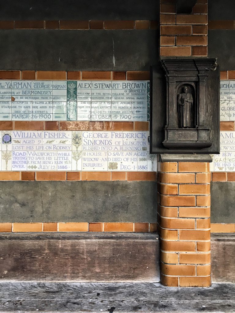 Postman's park, uno dei luoghi insoliti di Londra