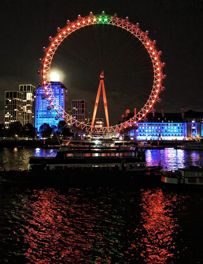 London Eye travestito da zucca in occasione di Halloween 2020.