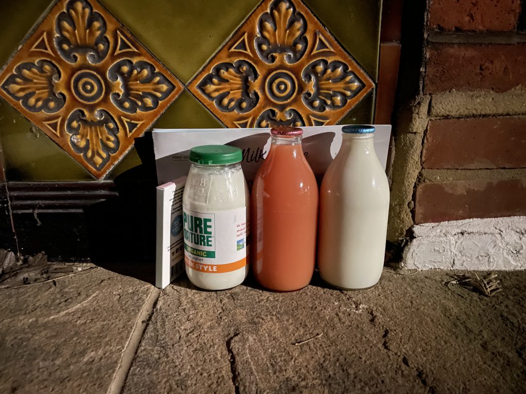 Il milkman consegna latte a domicilio a Londra