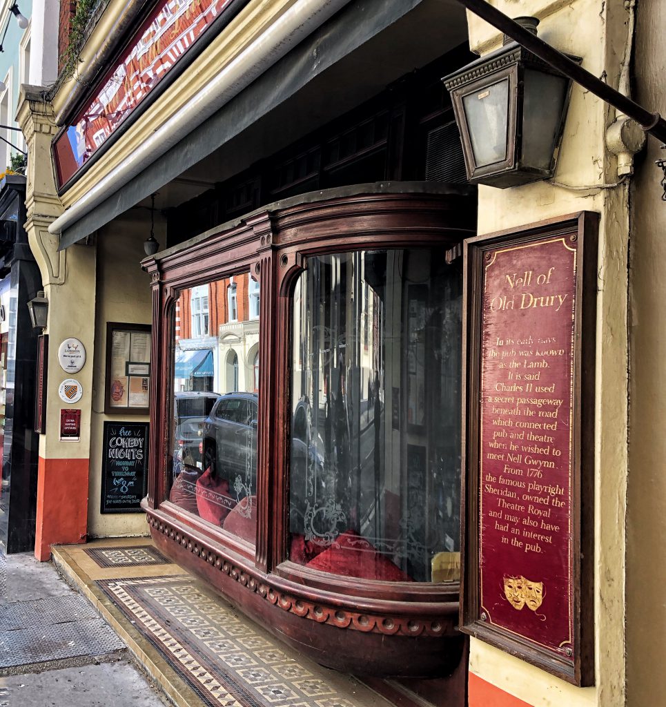 Il pub dedicato a Nell Gwynn, sembra avesse un passaggio segreto che conduceva al teatro. 