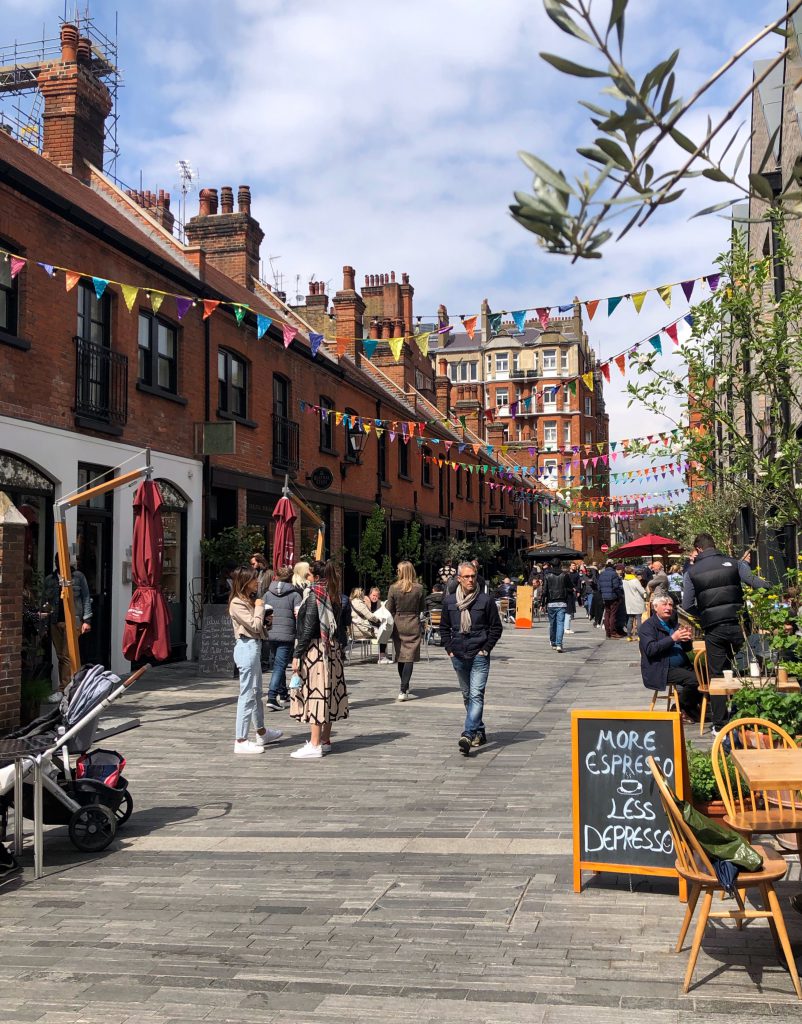 Consigli per ogni mese: d'estate approfitta delle strade pedonalizzate di Londra.