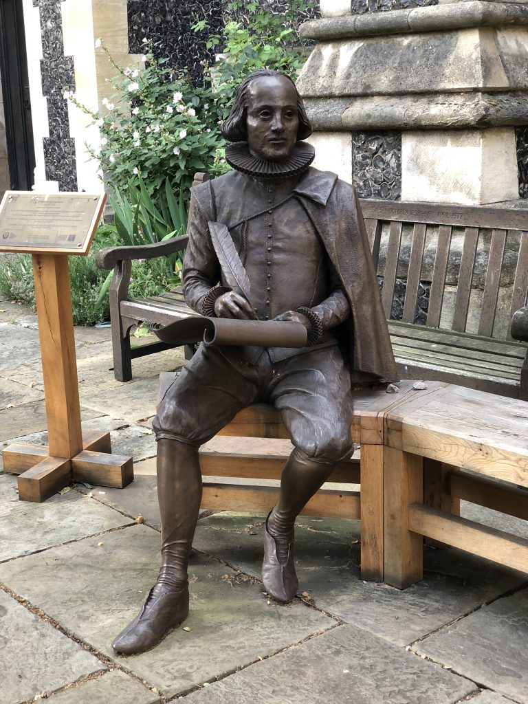 la statua di Shakespeare a Southwark Cathedral.