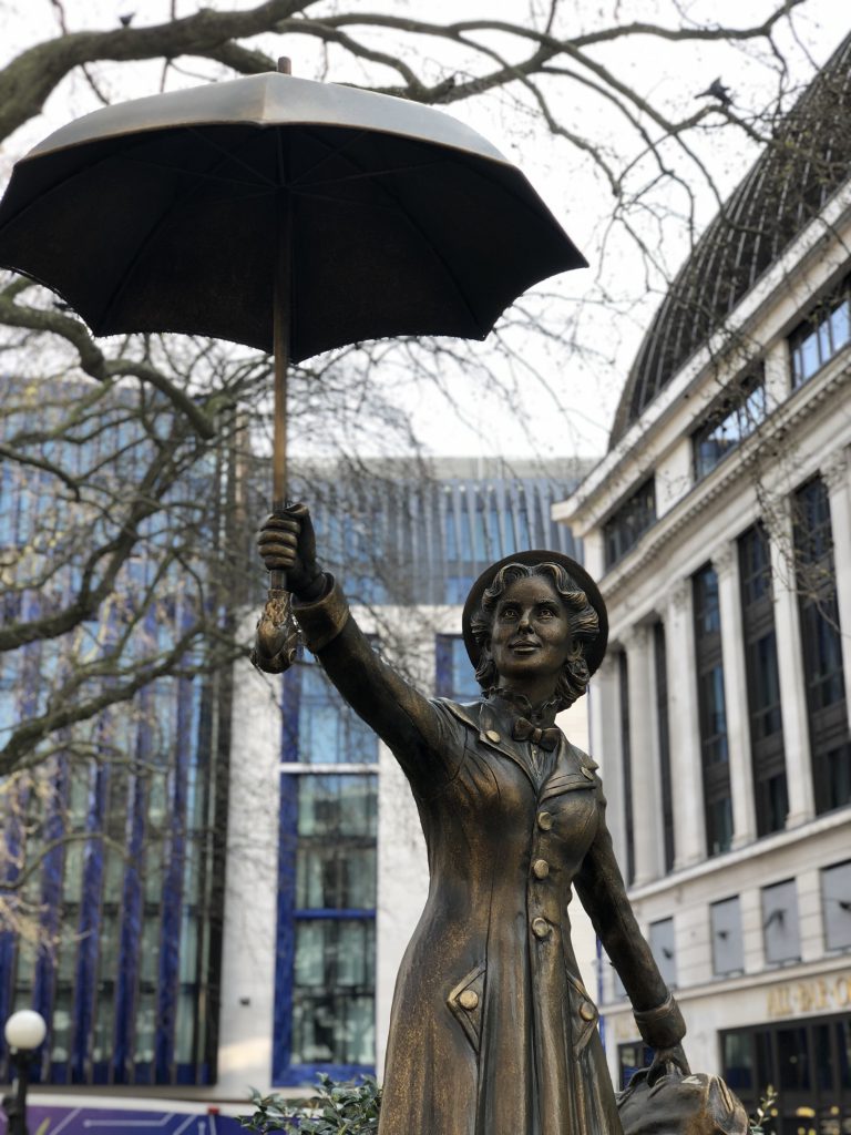 La statua di Mary Poppins a Leicester Square, Londra