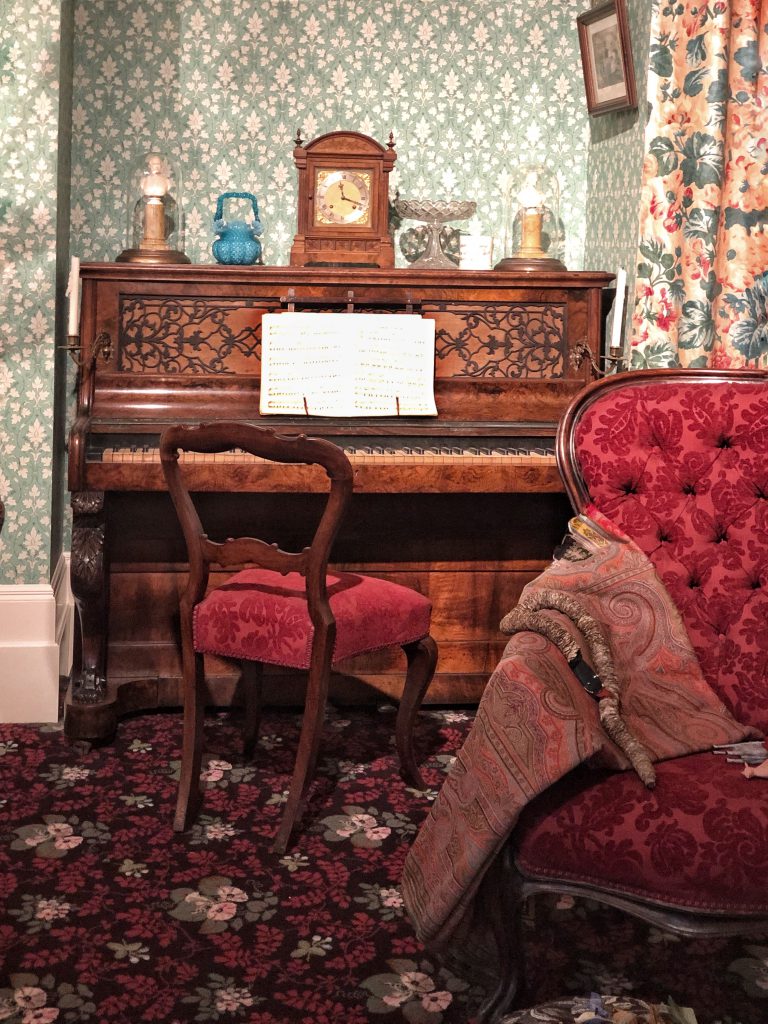 Il Museum of the Home di Londra espone la storia degli interni domestici.
