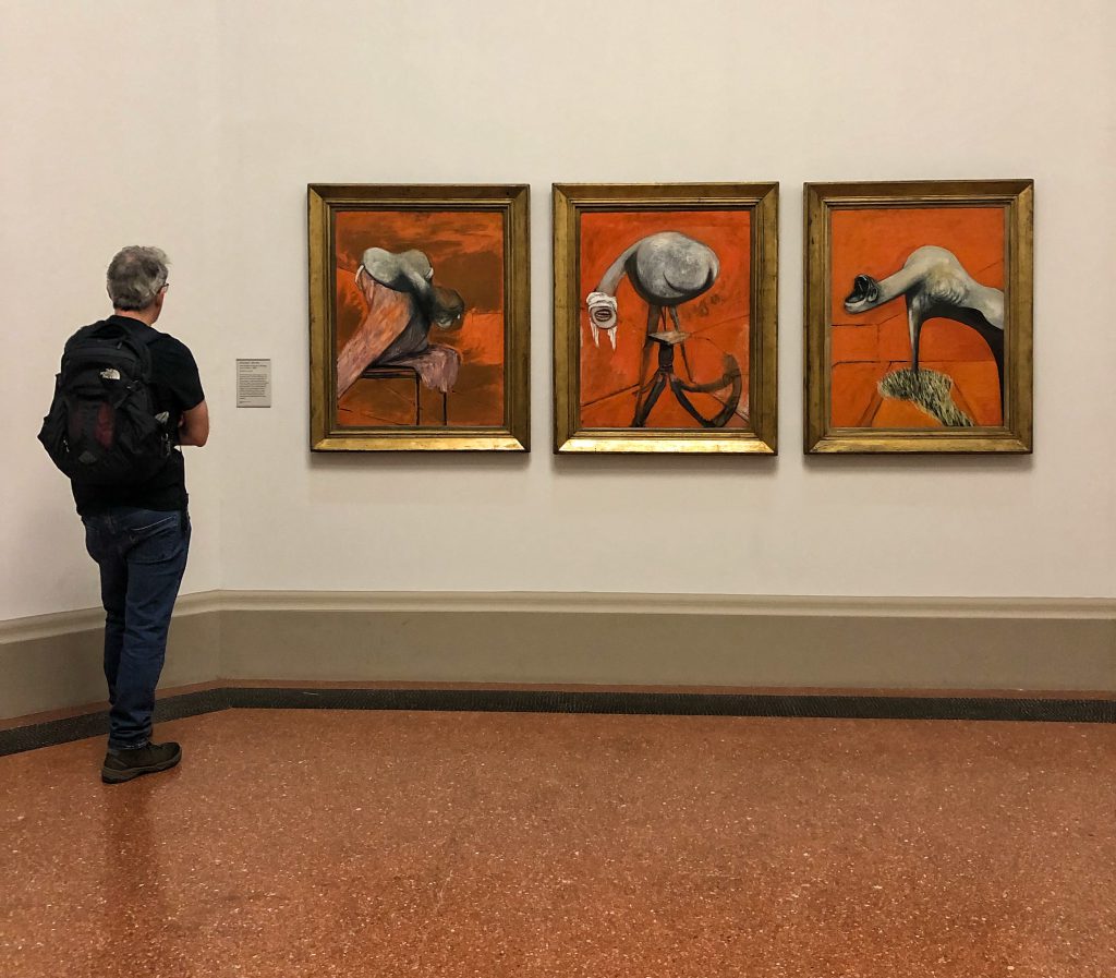 Three Studies for Figures at the Base of a Crucifixion – Francis Bacon è uno dei capolavori ospitati alla Tate Britain di Londra